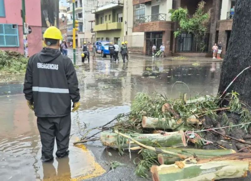 VIDEO | El centro de la Capital volvió a inundarse tras una fuerte lluvia con granizo
