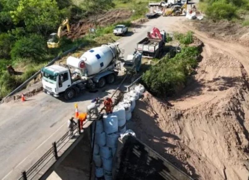Continúan los trabajos de protección del puente de la Ruta Provincial 5 sobre el arroyo Las Hacheras