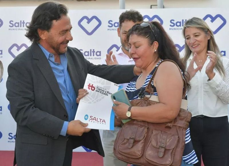 El Gobierno provincial entregó a 270 familias de Capital las escrituras de sus terrenos
