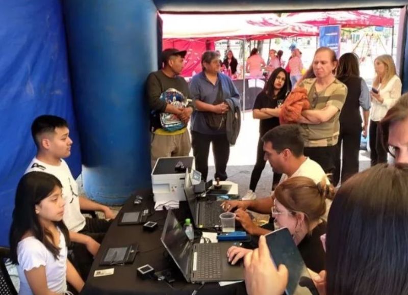 El Registro Civil lanzó un operativo de identificación en la Plaza Evita con trámites de DNI y pasaporte