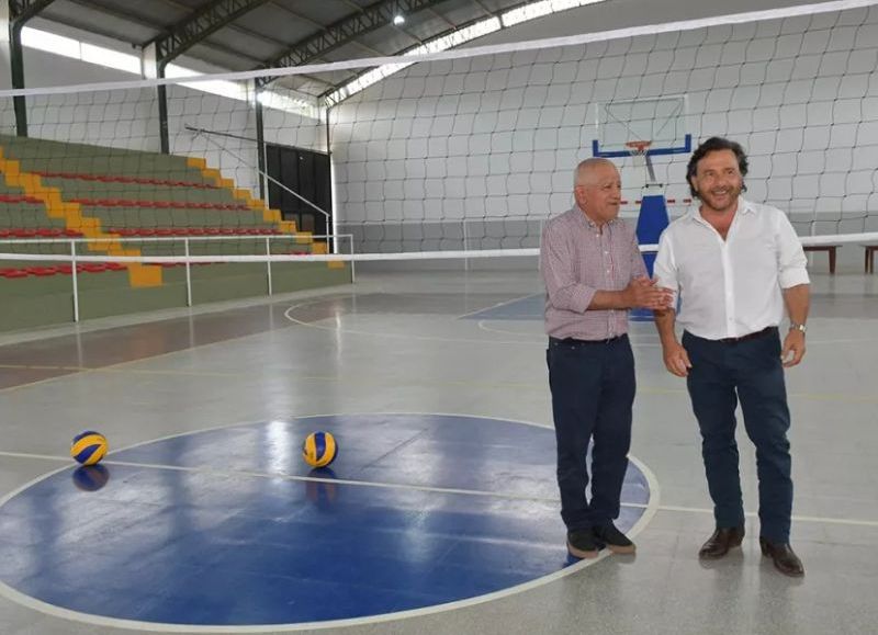 Sáenz en Joaquín V González: recorrido por el nuevo polideportivo municipal y entrega de maquinarias