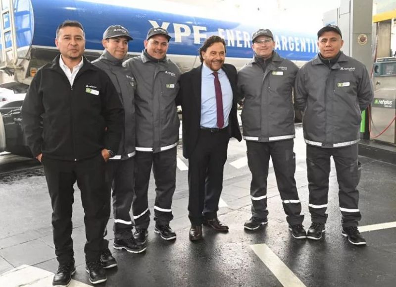 Sáenz y el CEO de YPF inauguraron en Salta la primera RefiPlus del país