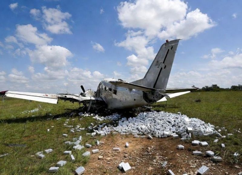 Desbaratan narcoavioneta: hallan 364 kilos de cocaína y un auto calcinado en operativo antidroga