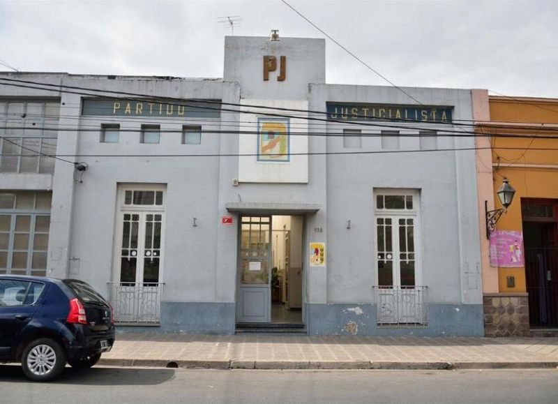¡Hace rato que no ilumina! La sede del PJ Salta amaneció sin luz por falta de pago tras la derrota electoral